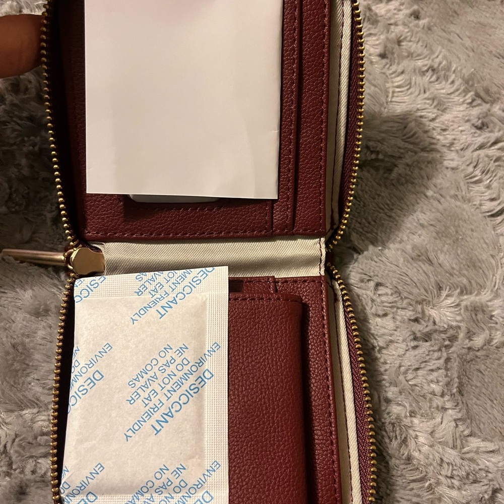 thirty-one Mini All About The Benjamins Mulberry ❤️💜 includes WRISTLET! NWOT. - Picture 3 of 4